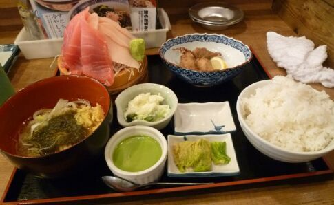 優待ランチ 磯丸水産でマグロの刺身定食 流浪人の資産運用 毎日株主優待生活